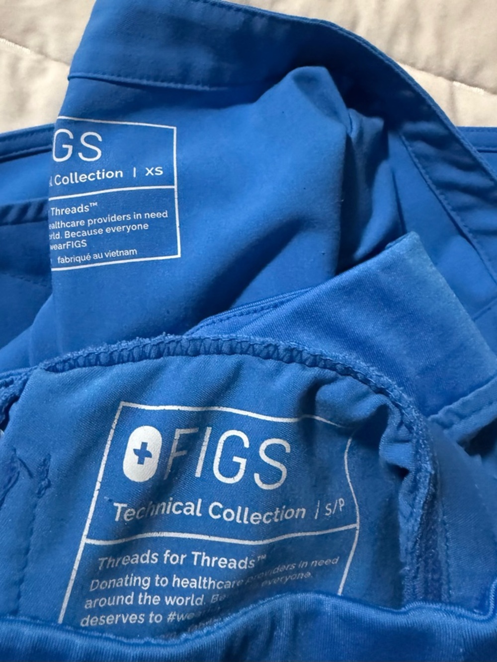 FIGS Scrub Top & Jogger Set - Picture 5 of 6
